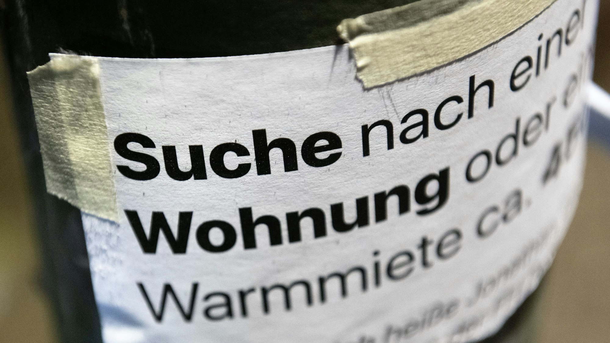 "Suche Wohnung" steht auf dem Zettel an einer Laterne in Berlin. (Symbolbild)