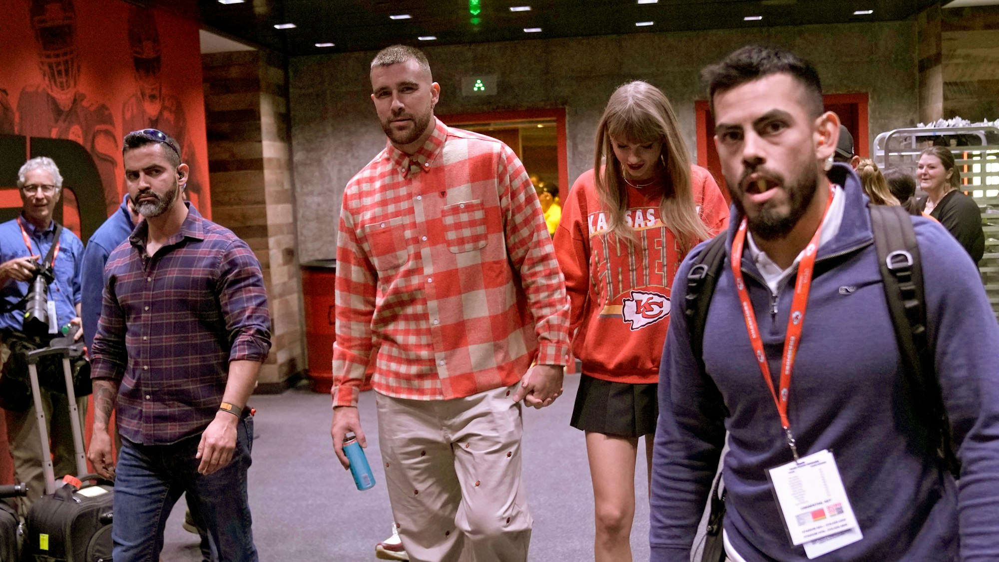 Travis Kelce und Taylor Swift verlassen nach einem Footballspiel das Stadion.