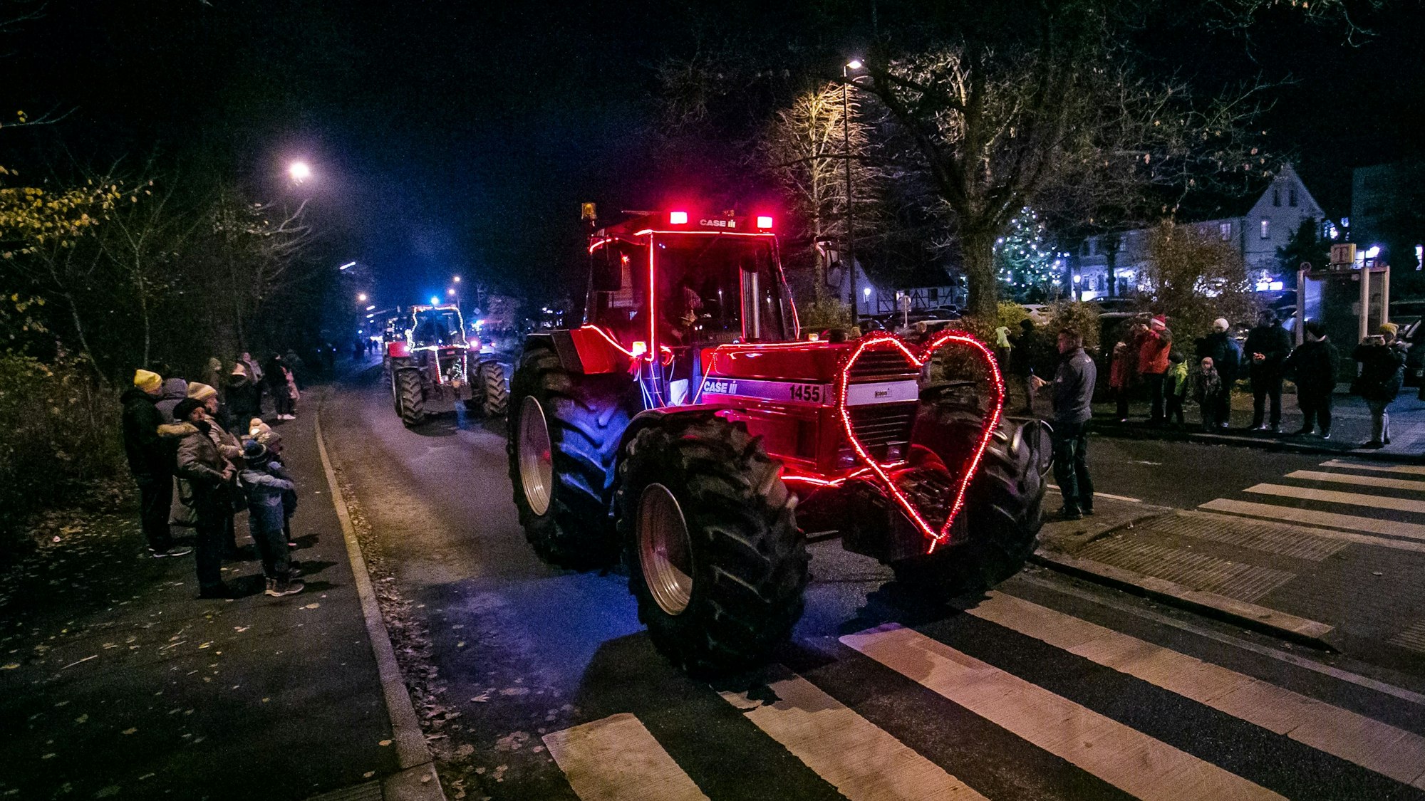Ein mit einem beleuchteten Herzen geschmückter Traktor rollte durch Lindlar.
