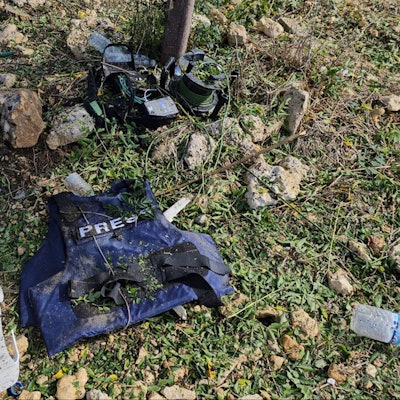 Eine Schutzweste eines der beiden Journalisten des pro-iranischen Fernsehsenders Al-Majadin, die mutmaßlich bei einem israelischen Angriff getötet wurden, liegt im libanesischen Grenzdorf Tair Harfa nahe der Grenze zu Israel auf dem Boden.