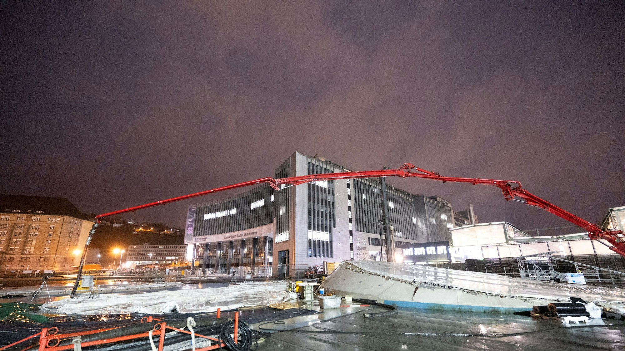 Arbeiter betonieren das letzte Stück des Dachs des neuen Tiefbahnhofs im Rahmen des milliardenschweren Bahnprojekts Stuttgart 21.