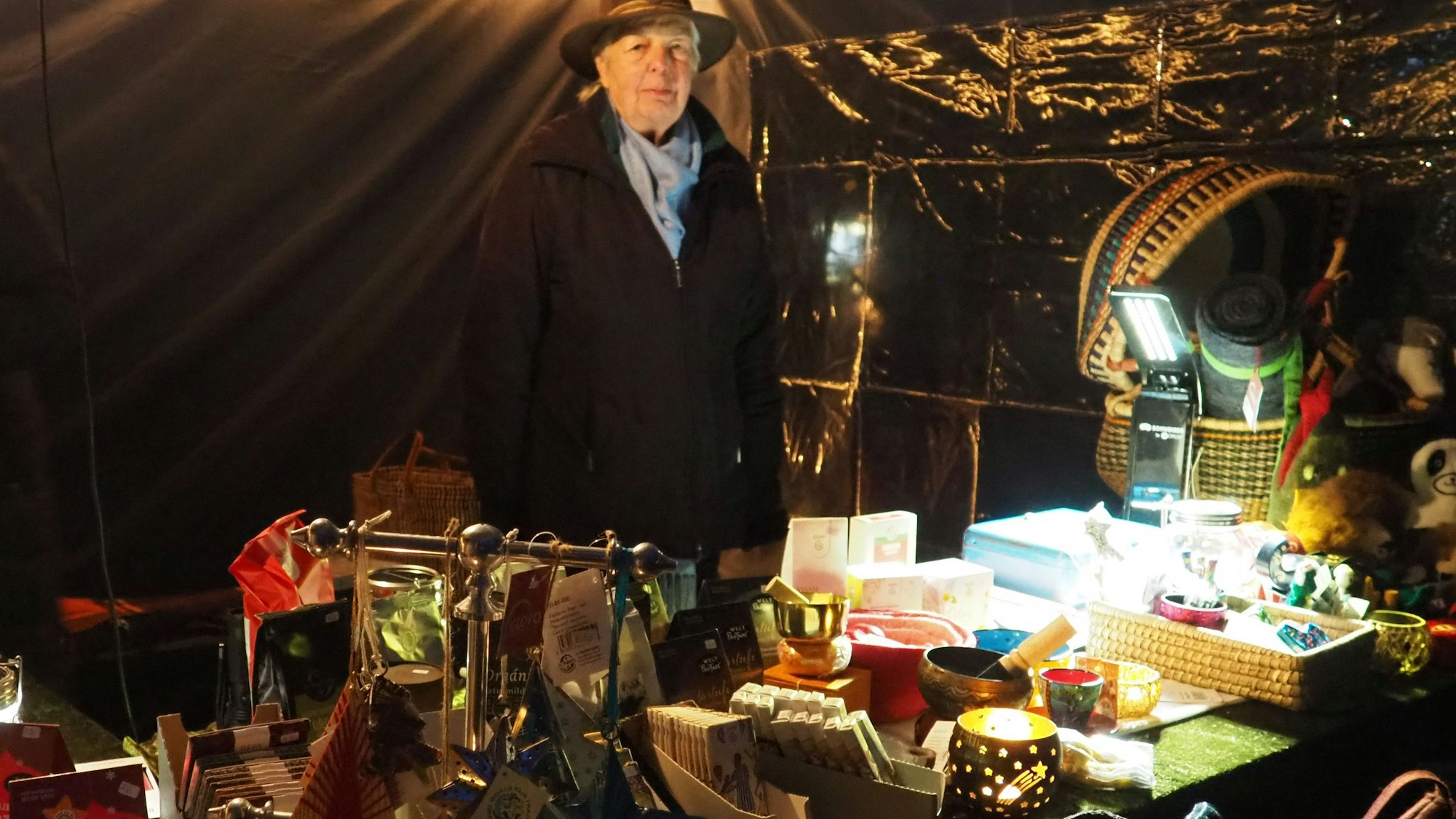 An einem Stand werden fair gehandelte Waren angeboten.