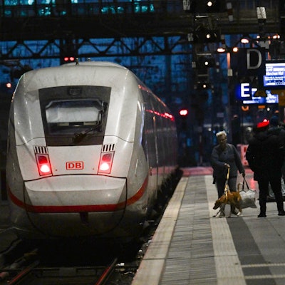 Ein ICE der Deutschen Bahn fährt aus dem Kölner Hauptbahnhof. Die Gewerkschaft Deutscher Lokomotivführer (GDL) hat zu einem erneuten Warnstreik bei der Deutschen Bahn aufgerufen.