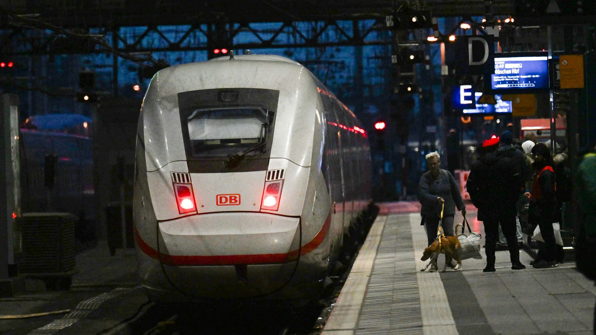 Ein ICE der Deutschen Bahn fährt aus dem Kölner Hauptbahnhof. Die Gewerkschaft Deutscher Lokomotivführer (GDL) hat zu einem erneuten Warnstreik bei der Deutschen Bahn aufgerufen.