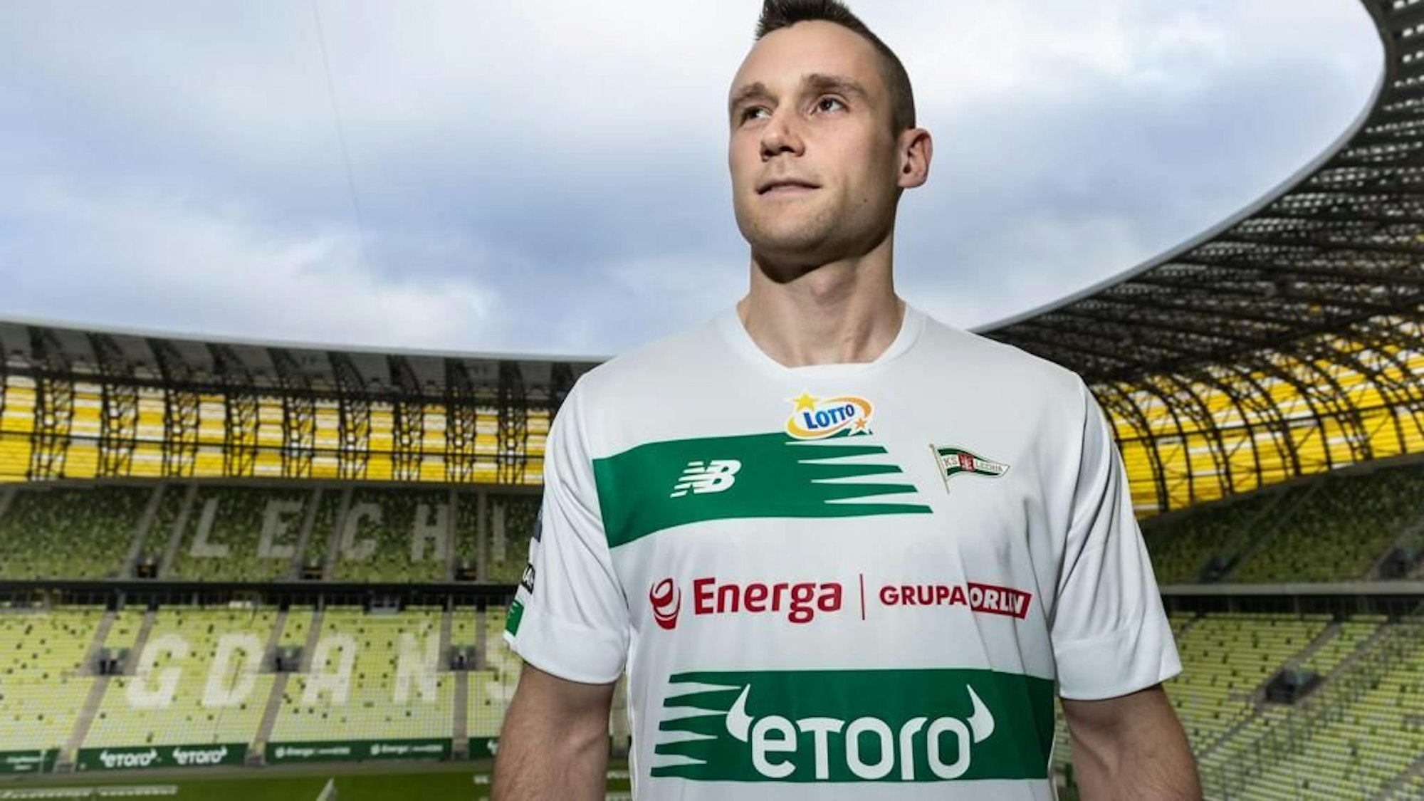 Auf dem Foto ist der Fußballspieler Christian Clemens im Trikot des polnischen Teams Lechia Danzig zu sehen.