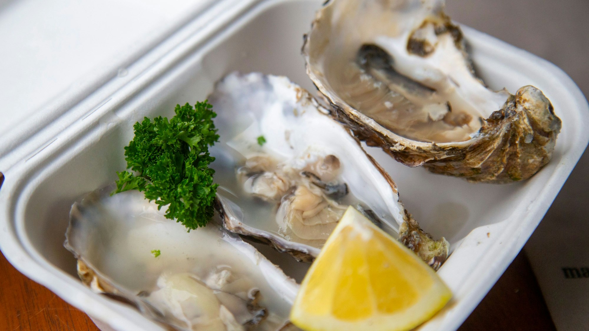 Austern mit Zitrone.