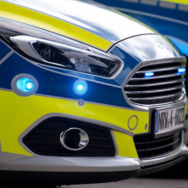 Blaulichter blinken an der Seite eines Polizeiwagens vom Typ Ford S-Max.