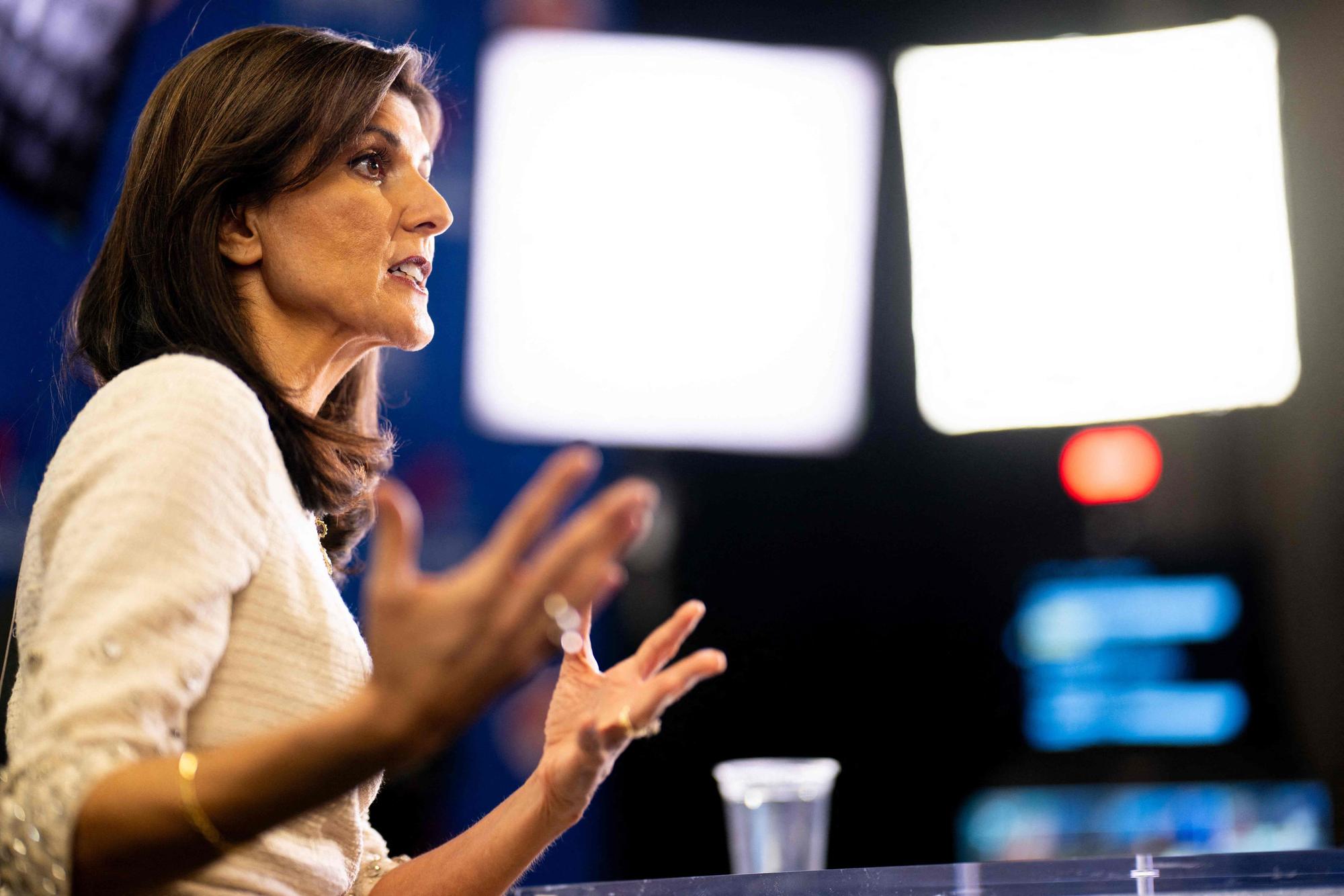 Nikki Haley gestikuliert bei der Debatte.