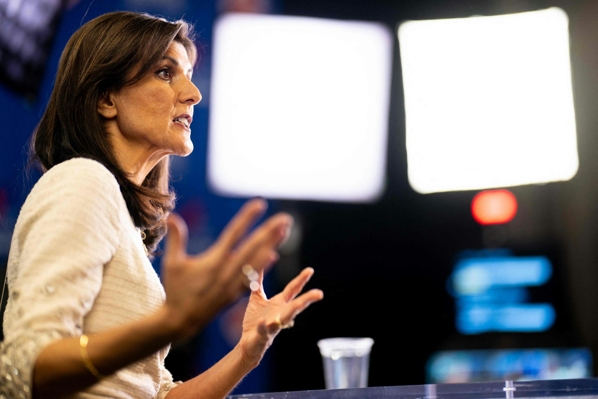 Nikki Haley gestikuliert bei der Debatte.