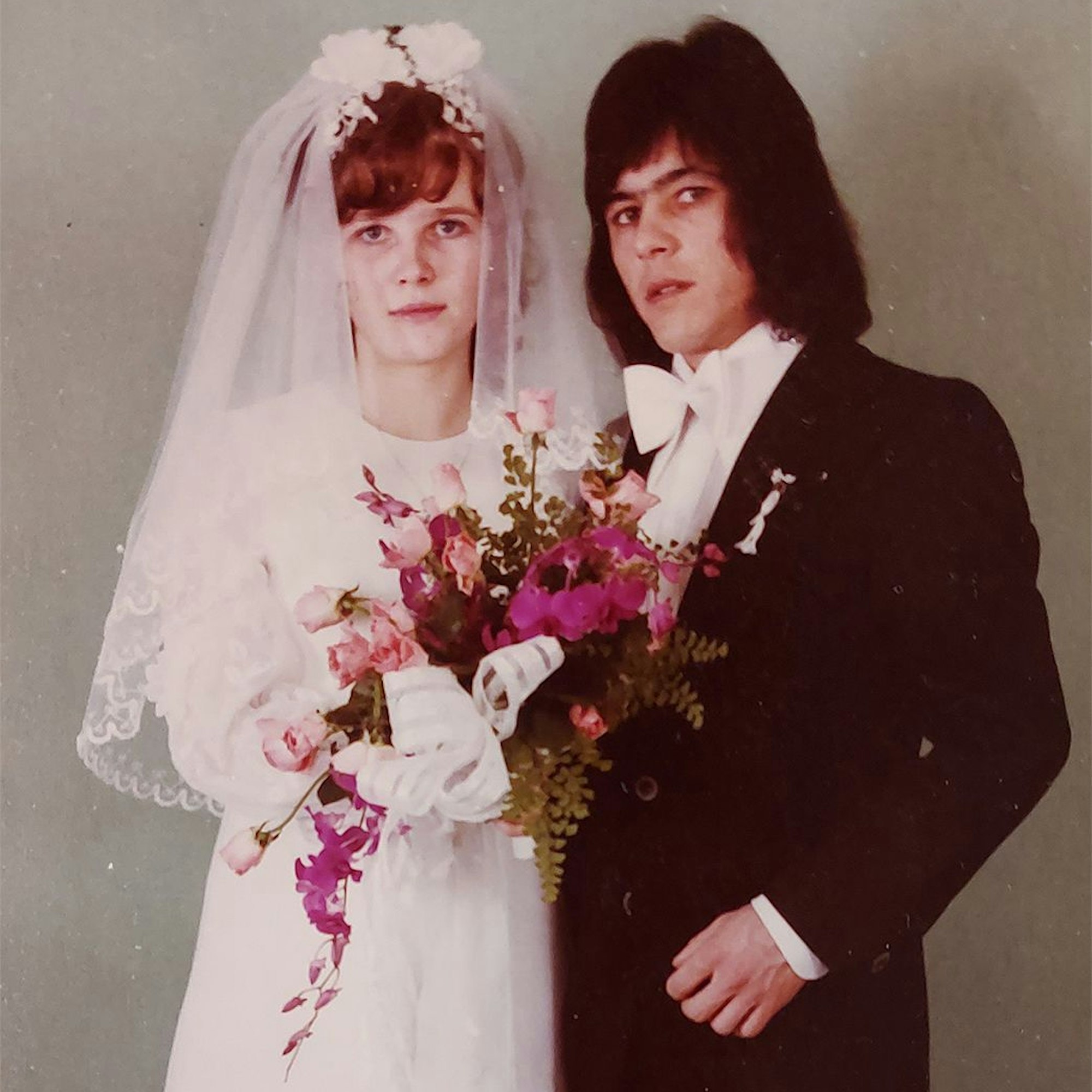 Ein etwas vergilbtes Bild aus dem Jahr 1973 zeigt eine Braut und einen Bräutigam.