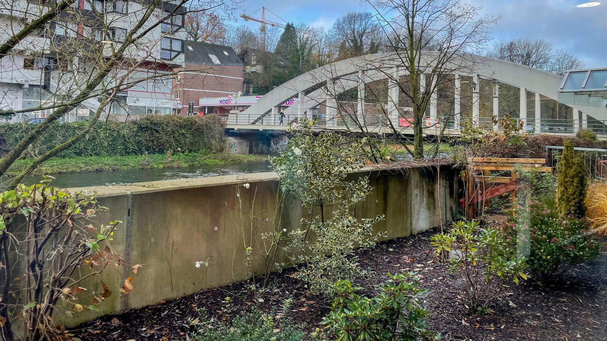 Das Wasser der Wupper war deutlich über die Mauer getreten, die direkt neben der Filiale liegt.