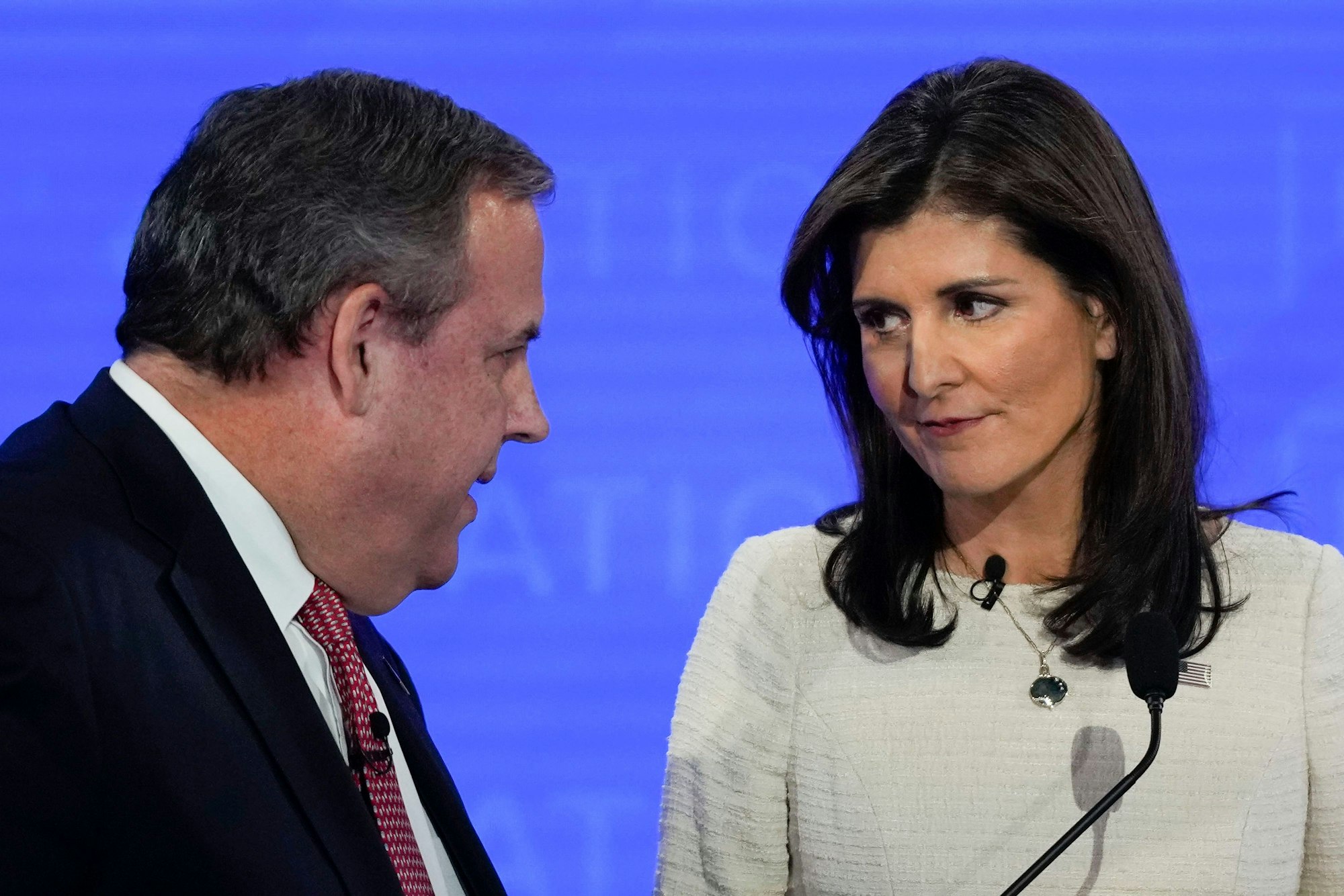 Chris Christie und Nikki Haley schauen einander bei der Debatte in die Augen.
