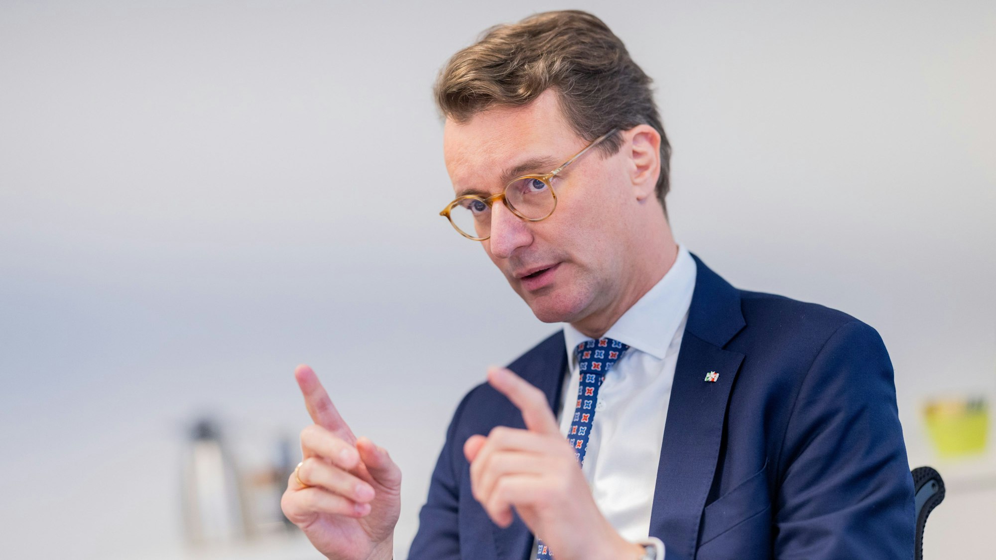 Hendrik Wüst spricht bei einem Interview der dpa.