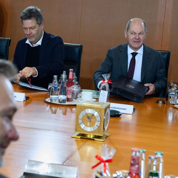 Mitglieder der Ampel-Regierung: Außenministerin Annalena Baerbock (v.l., Grüne), Wirtschaftsminister Robert Habeck (Grüne) und Bundeskanzler Olaf Scholz (SPD), im Vordergrund Finanzminister Christian Lindner (FDP)