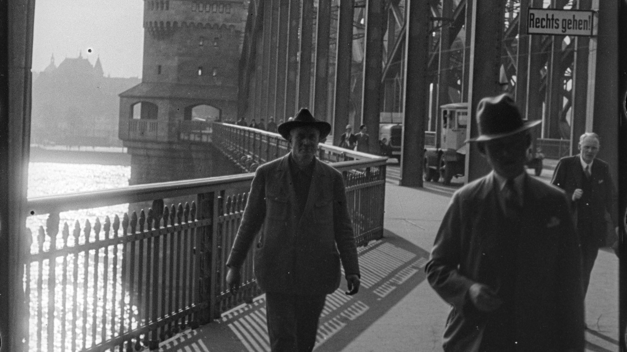 Männer auf der Hohenzollernbrücke 1928