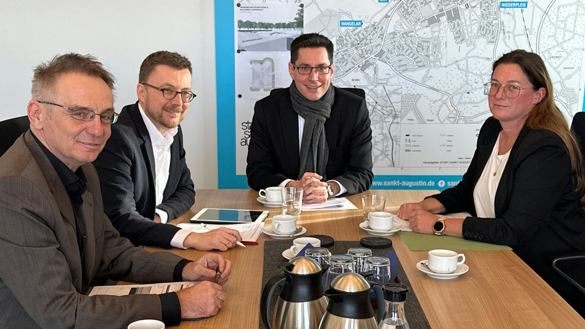 Die Verwaltungsspitze erklärt bei einer Pressekonferenz den Etatentwurf für das Jahr 2024. Mit dabei der Technische Beigeordnete Rainer Gleß, der Erste Beigeordnete Dr. Martin Eßer, Bürgermeister Dr. Max Leitterstorf und Kämmerin Claudia Seidl.