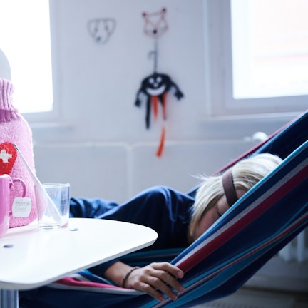 Ein Kind wird in einem Krankenhaus behandelt. Das RKI hat mitgeteilte, dass die Welle an RSV-Infektionen begonnen hat. (Symbolbild)