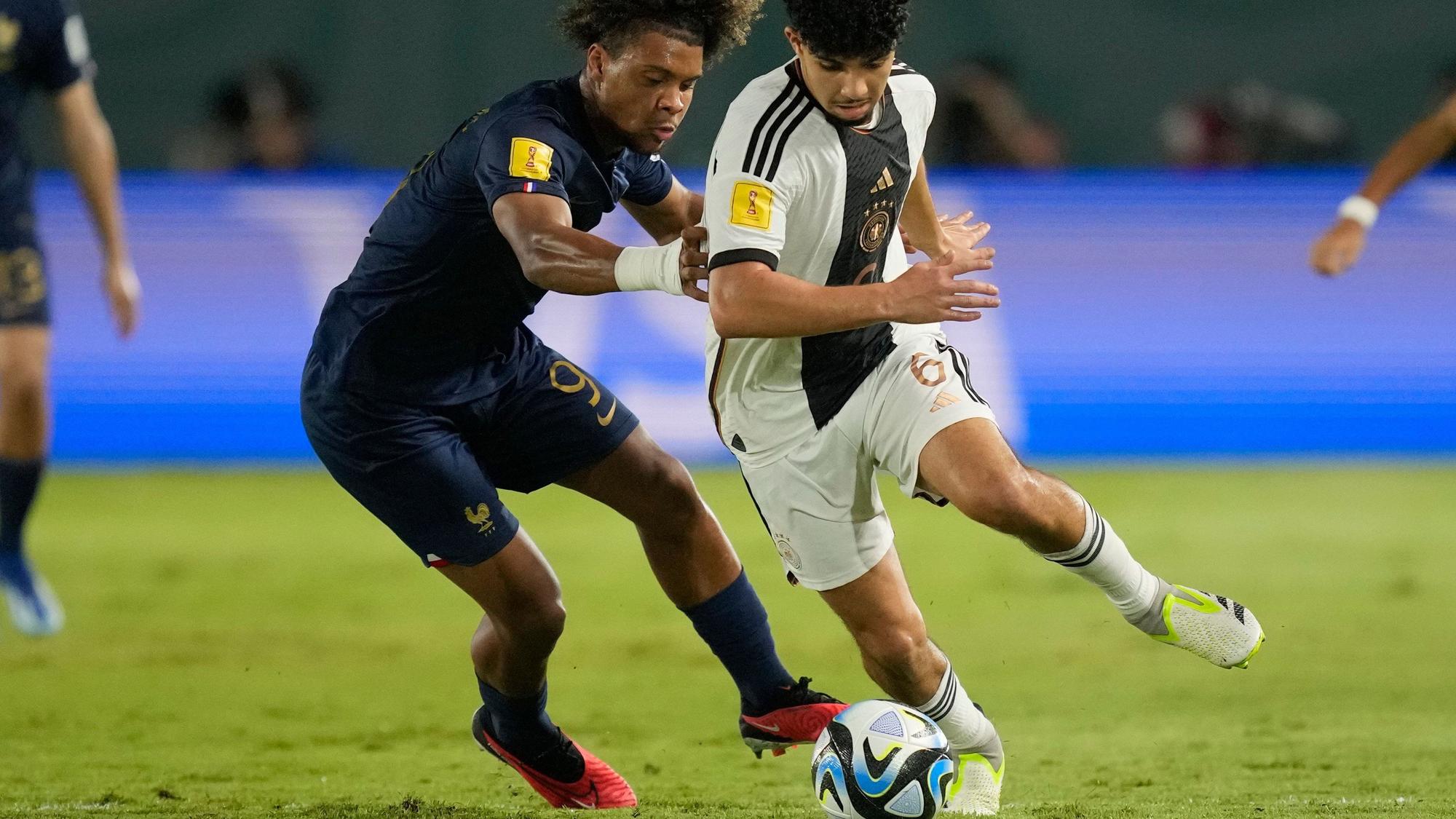 Auf dem Foto ist Fayssal Harchaoui aus Bergheim im spiel der deutschen U-17-Nationalmannschaft im Spiel gegen Frankreich zu sehen.