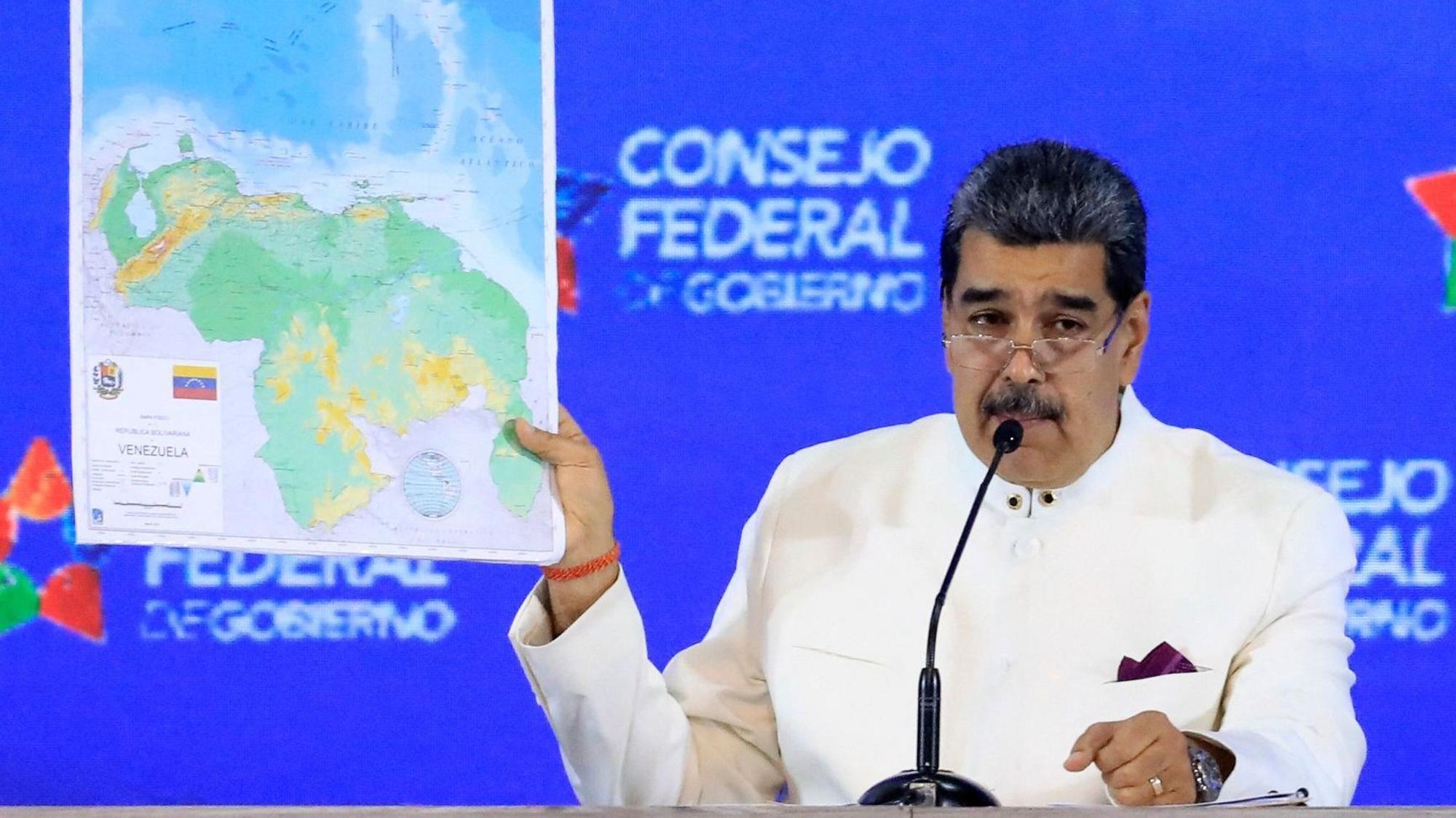 Venezuelas Präsident Nicolás Maduro präsentiert eine Landkarte des Landes, die Gebiete des Nachbarlandes Guyana beinhaltet.