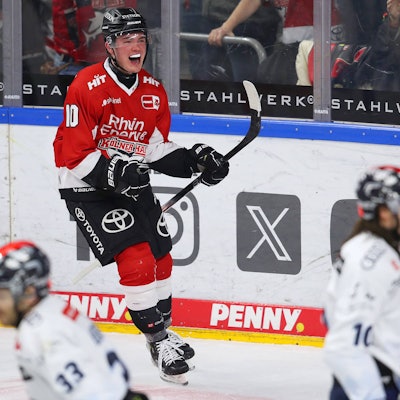 Eishockey, Penny DEL, 25. Spieltag, Lanxess-Arena, Kölner Haie - ERC Ingolstadt: Torjubel nach dem 2:0 durch Justin Schütz Kölner Haie