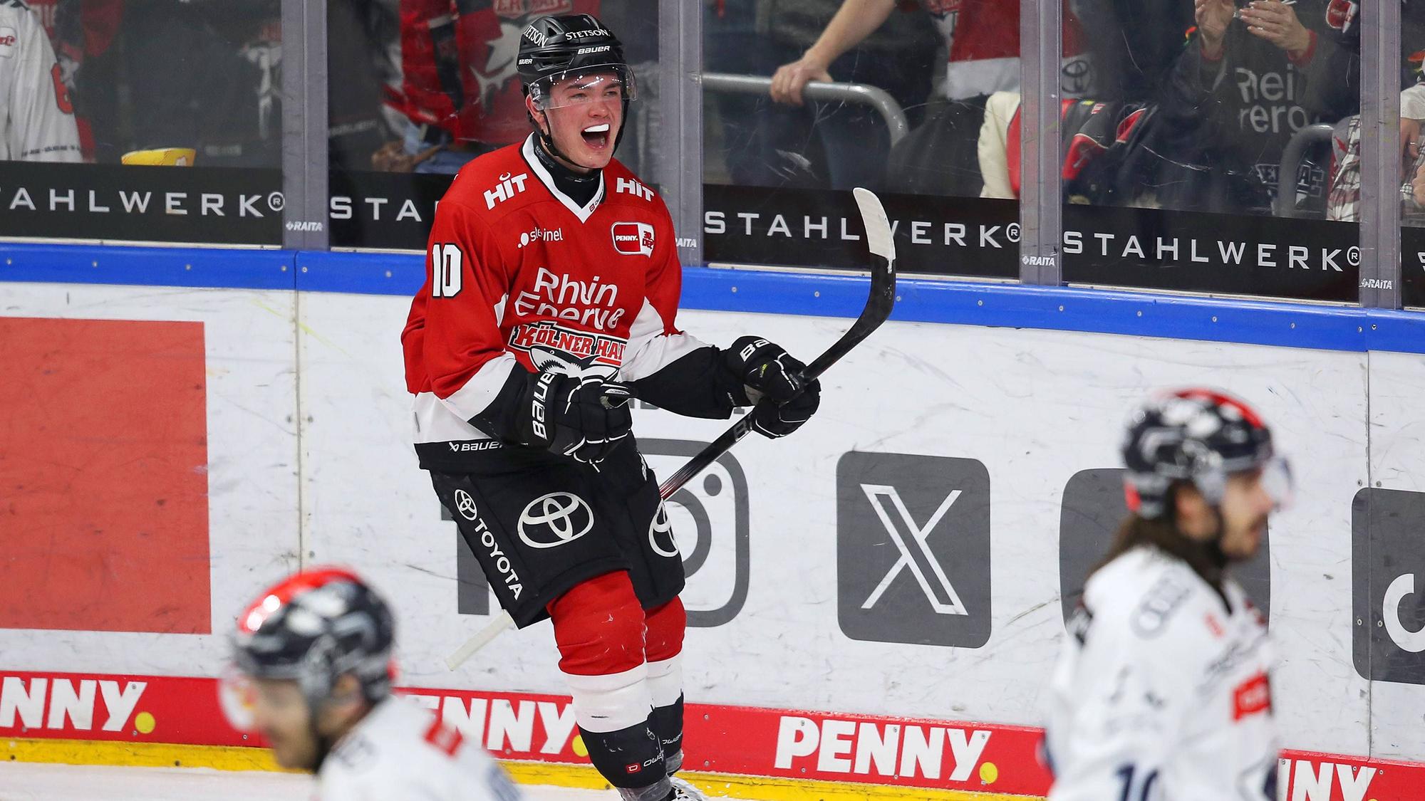 Eishockey, Penny DEL, 25. Spieltag, Lanxess-Arena, Kölner Haie - ERC Ingolstadt: Torjubel nach dem 2:0 durch Justin Schütz Kölner Haie