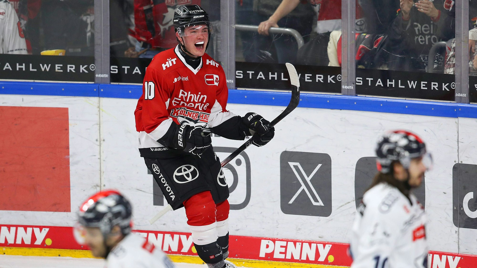 Eishockey, Penny DEL, 25. Spieltag, Lanxess-Arena, Kölner Haie - ERC Ingolstadt: Torjubel nach dem 2:0 durch Justin Schütz Kölner Haie