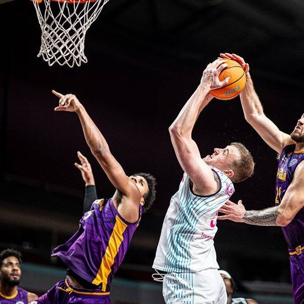 In einer kampfbetonten Partie kam Bonns Center Thomas Kennedy (M.) auf acht Punkte und 3 Rebounds. Foto: Fiba BCL