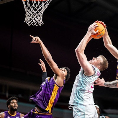 In einer kampfbetonten Partie kam Bonns Center Thomas Kennedy (M.) auf acht Punkte und 3 Rebounds. Foto: Fiba BCL