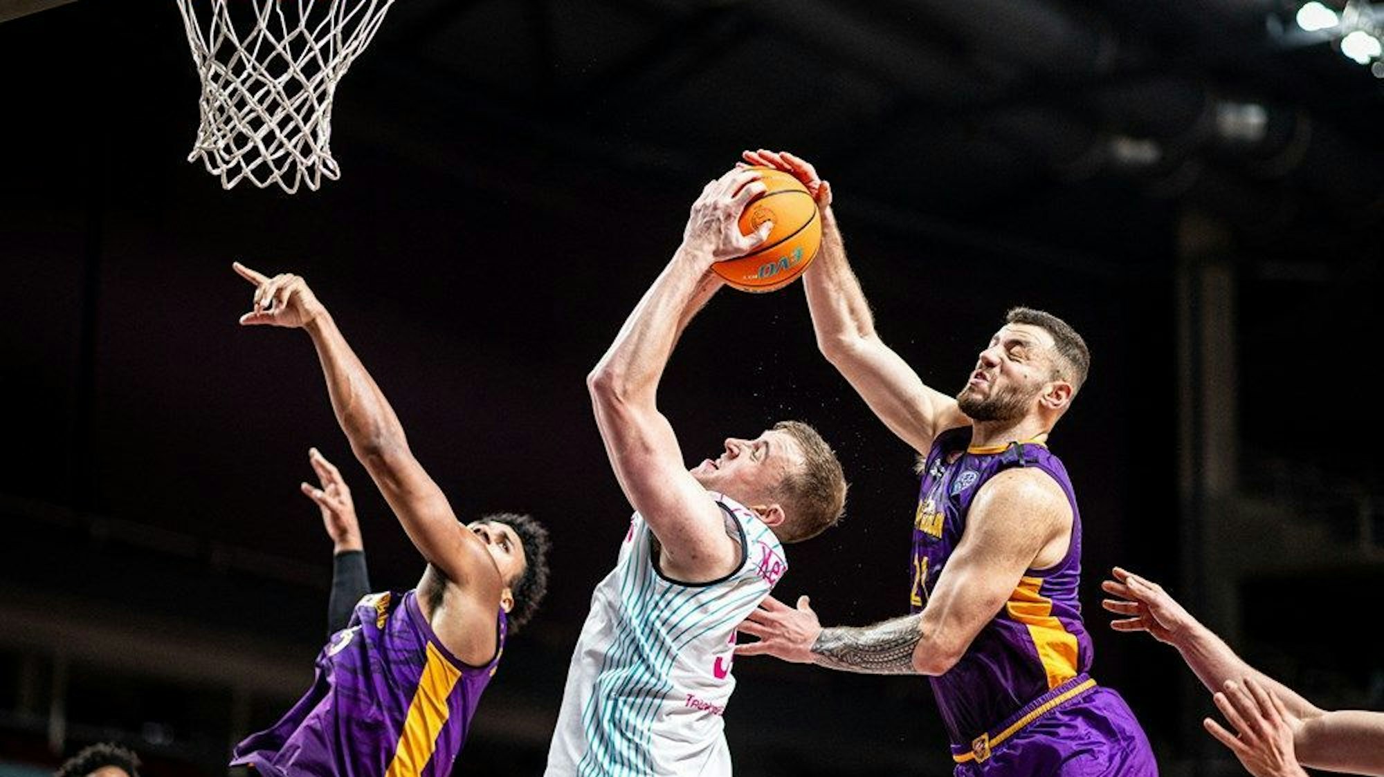 In einer kampfbetonten Partie kam Bonns Center Thomas Kennedy (M.) auf acht Punkte und 3 Rebounds. Foto: Fiba BCL