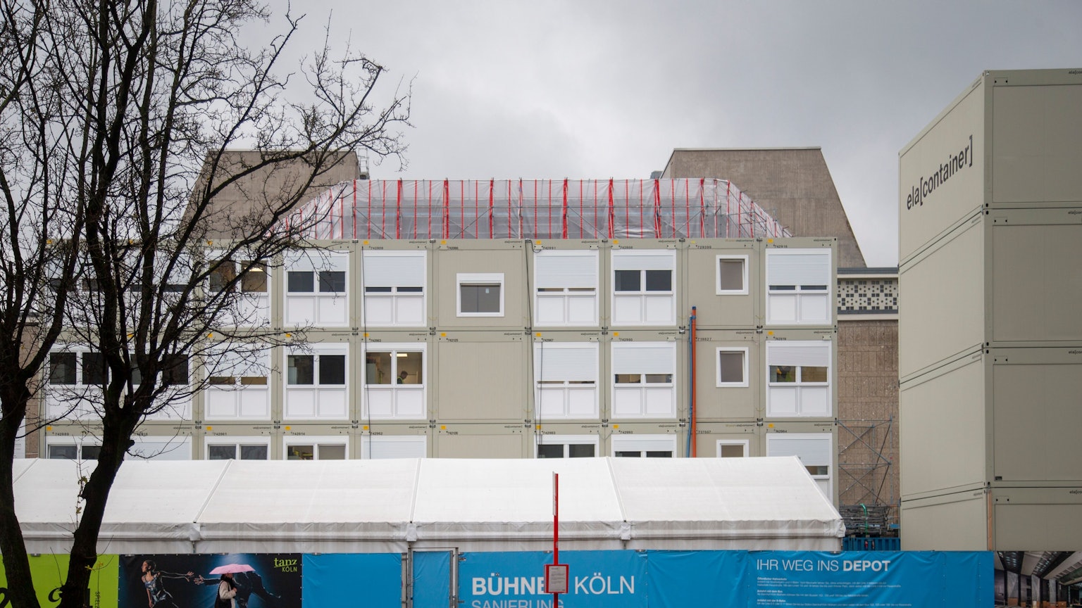 Die Oper versteckt sich hinter Bauzaun und Containern.