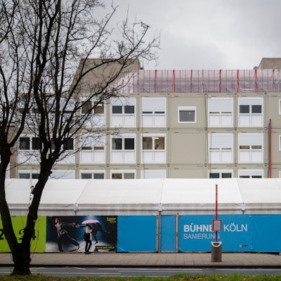 Blick auf die Kölner Oper mit Baucontainern.