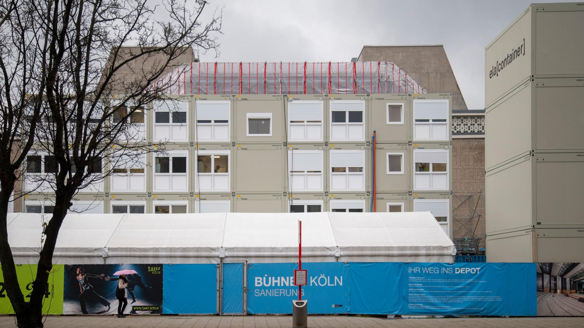 Die Oper versteckt sich hinter Bauzaun und Containern.