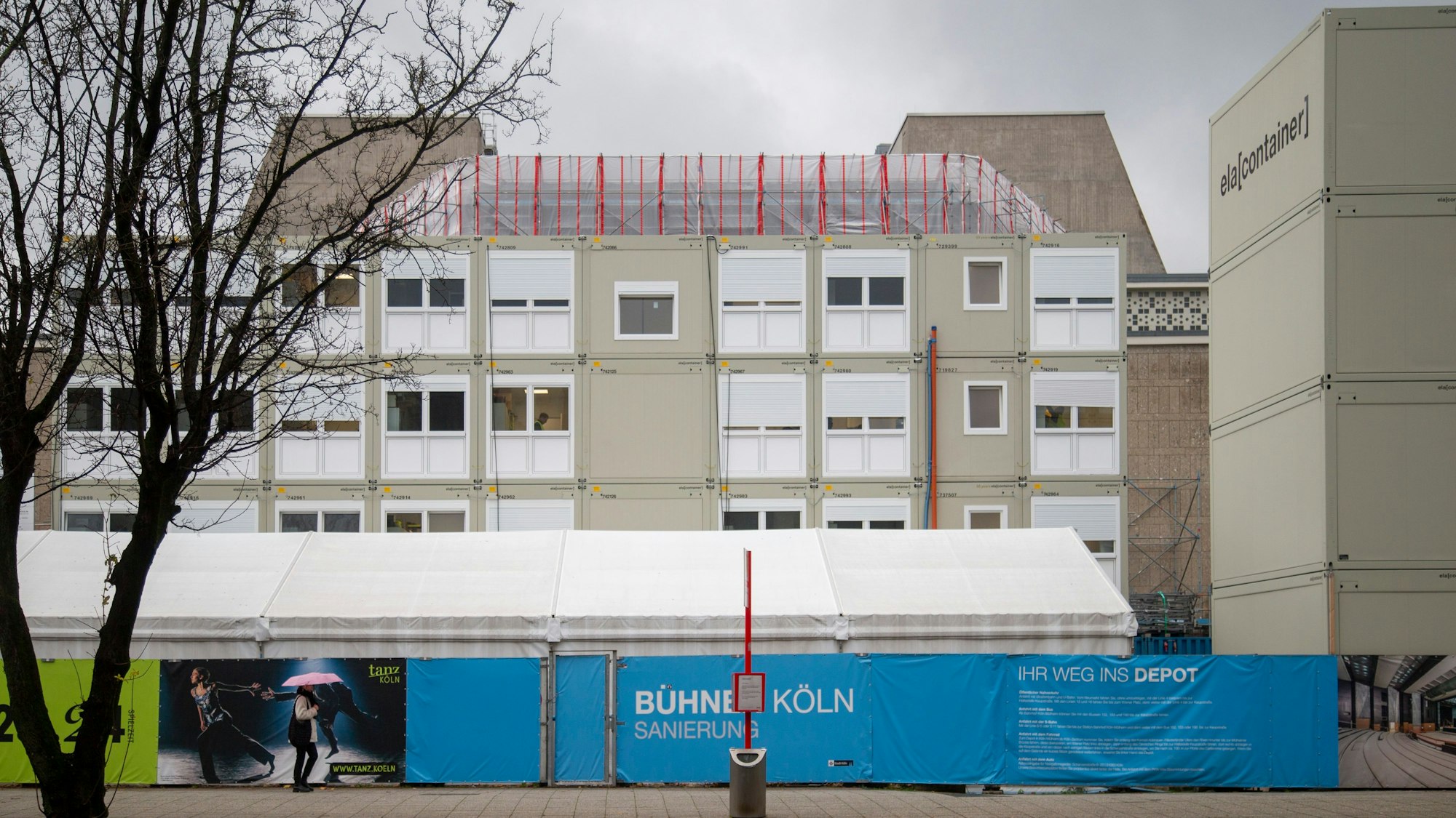 Die Oper versteckt sich hinter Bauzaun und Containern.