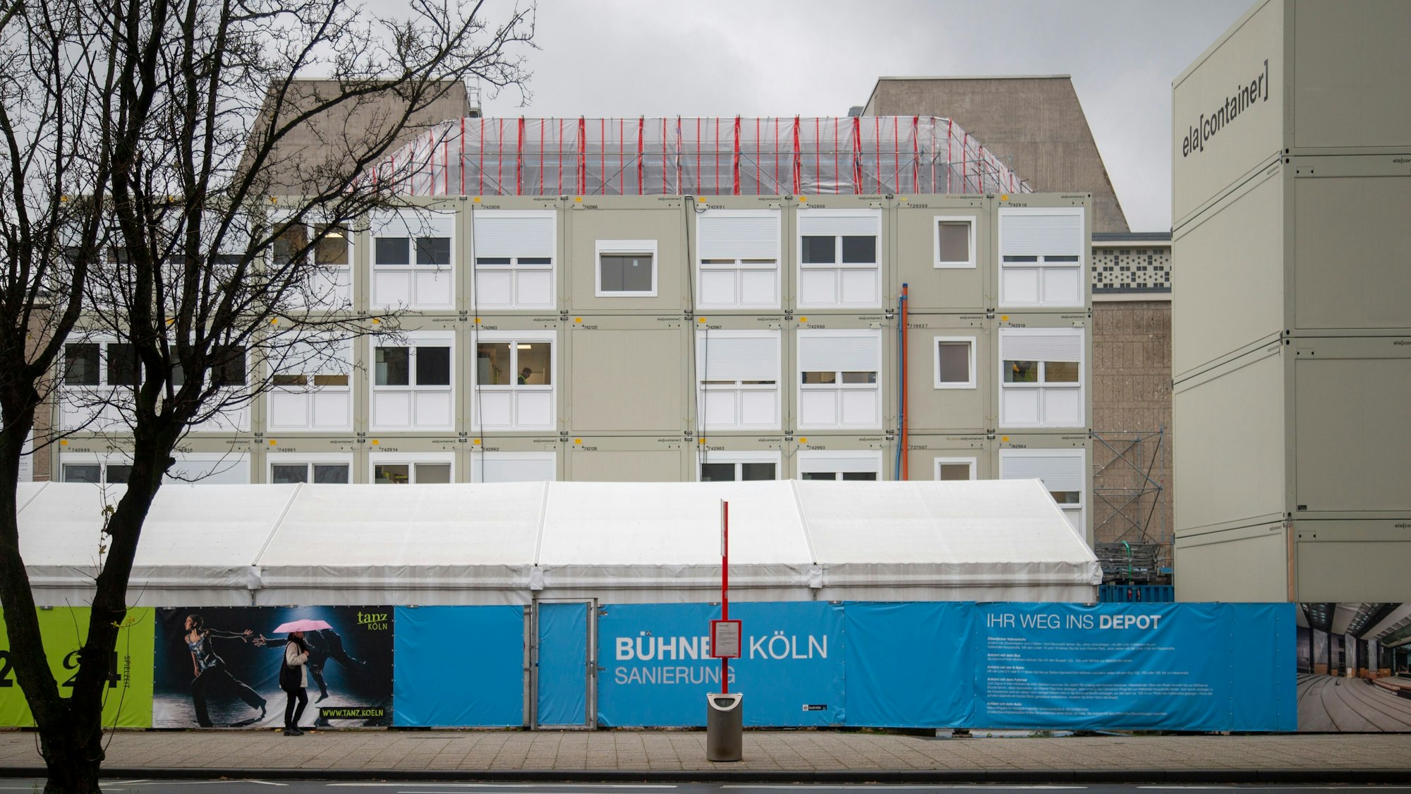Blick auf die Kölner Oper mit Baucontainern.