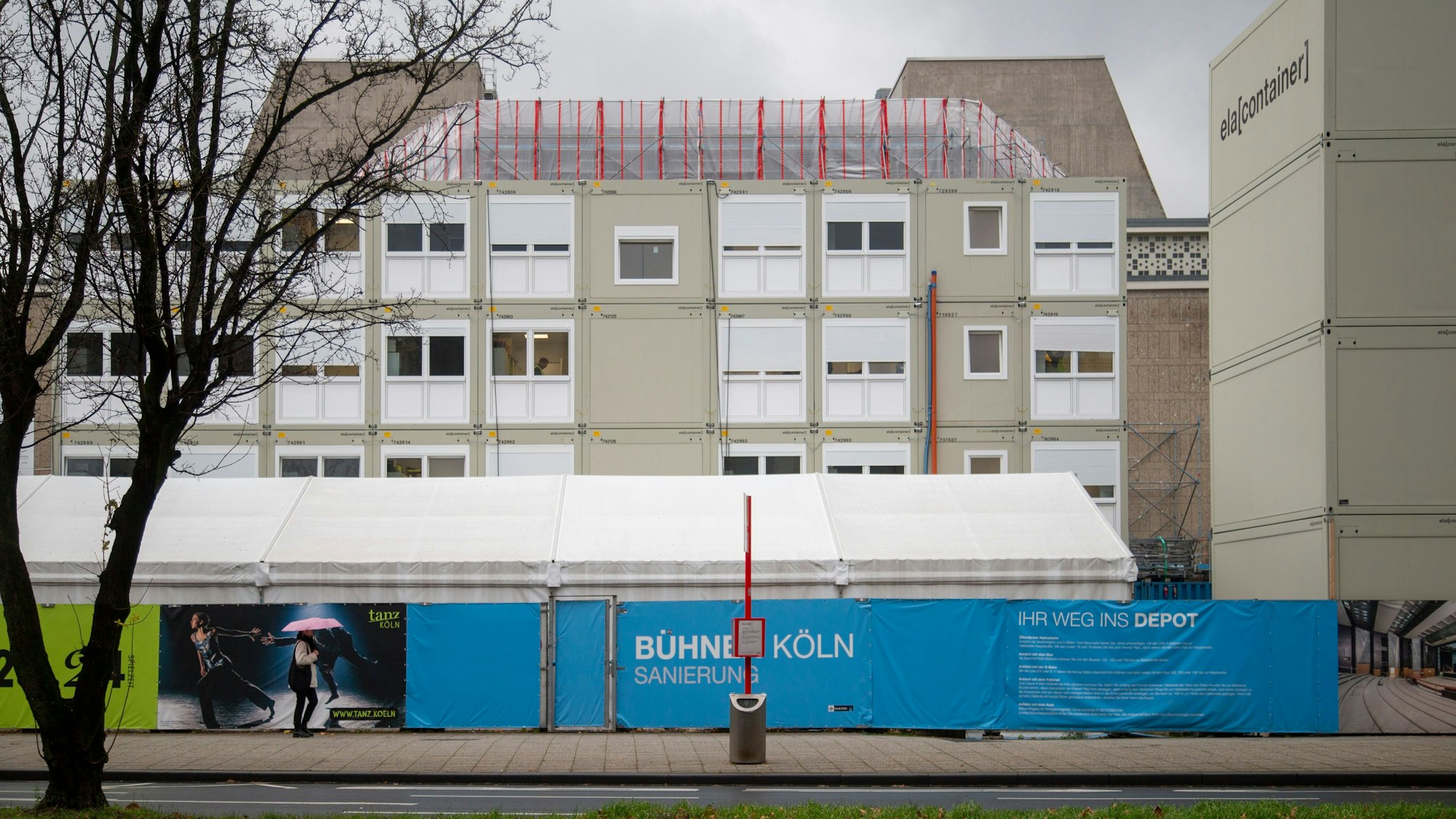 Blick auf die Kölner Oper mit Containern