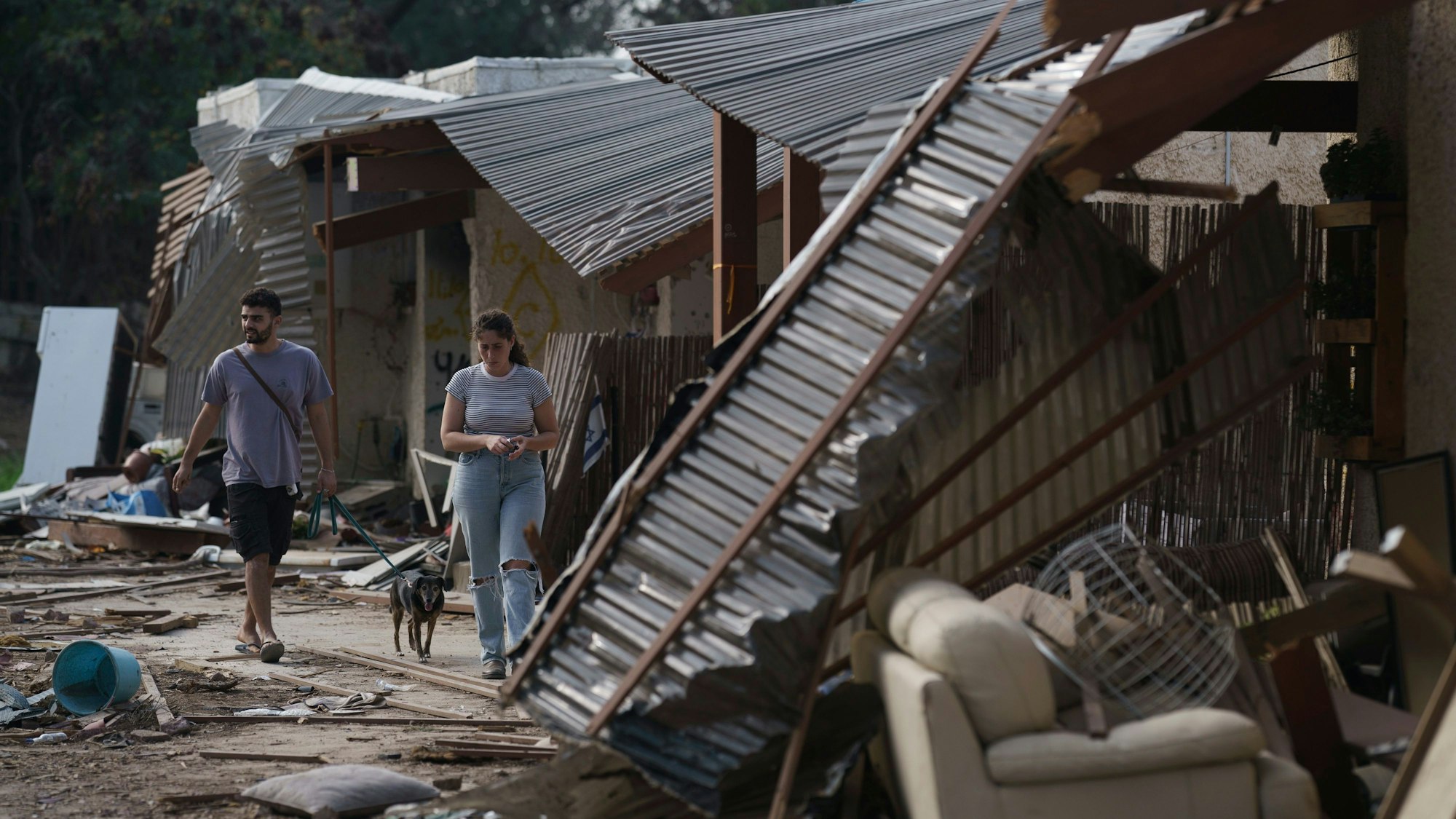 Der Kibbuz wurde während des grenzüberschreitenden Angriffs der Hamas am 7. Oktober angegriffen, Bewohner wurden ermordet oder verschleppt.