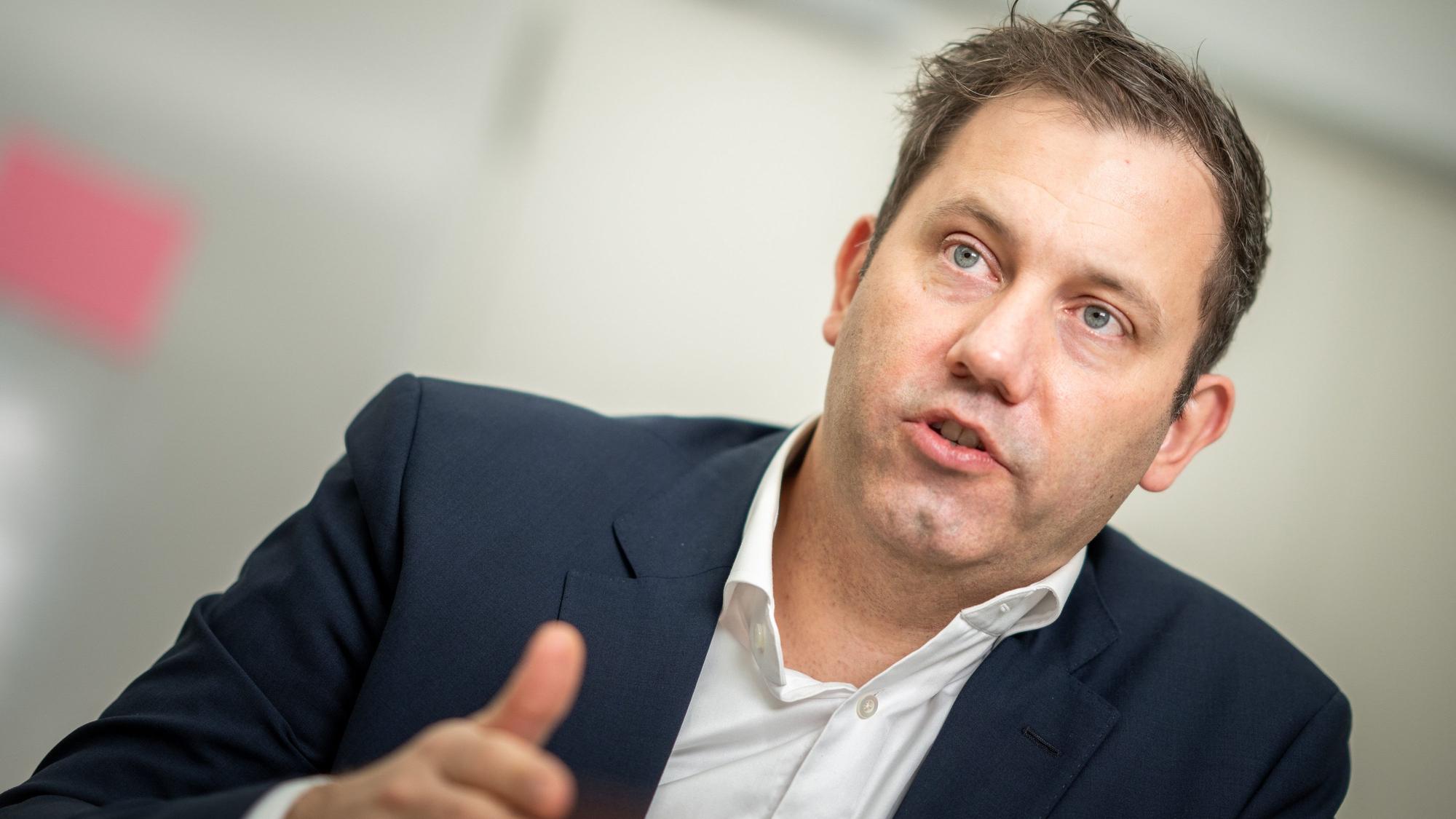 Lars Klingbeil spricht bei einem dpa-Interview. (Archivbild)