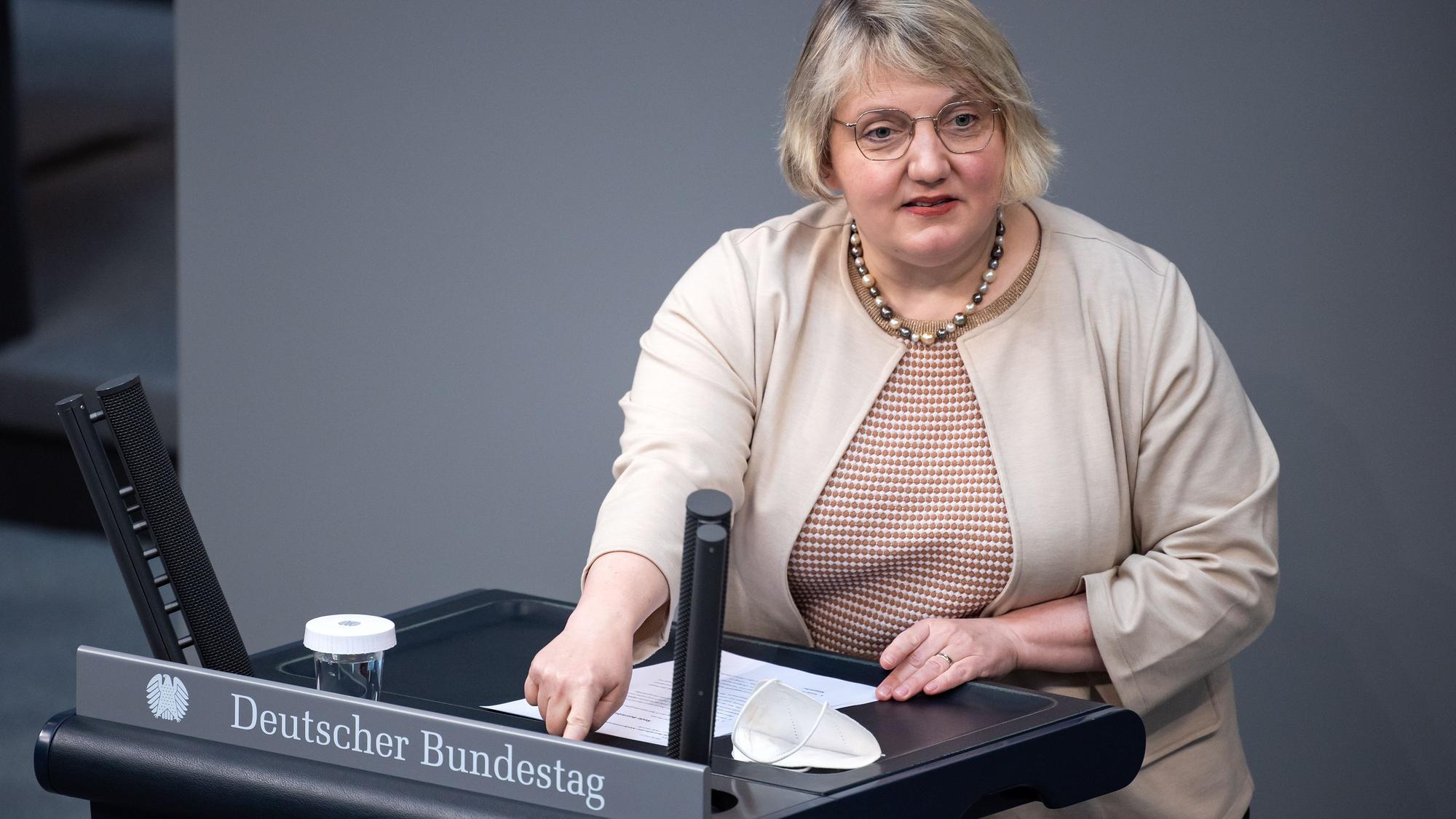 Katja Mast (SPD) spricht bei einer Plenarsitzung im Deutschen Bundestag.