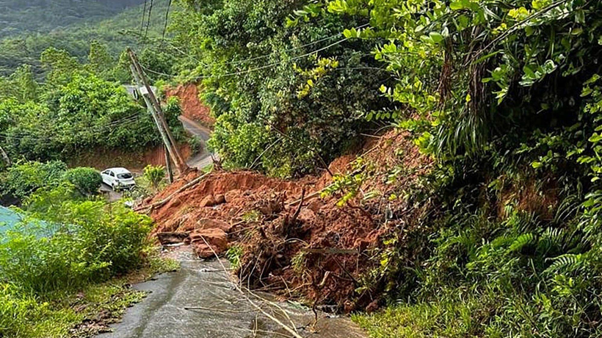 Ein Weg ist nach Folgen einer massiven Explosion in einem Industriegebiet verschüttet. Im Urlaubsparadies Seychellen sind bei einer Explosion auf dem Gelände eines Bauunternehmens mehrere Menschen verletzt worden.