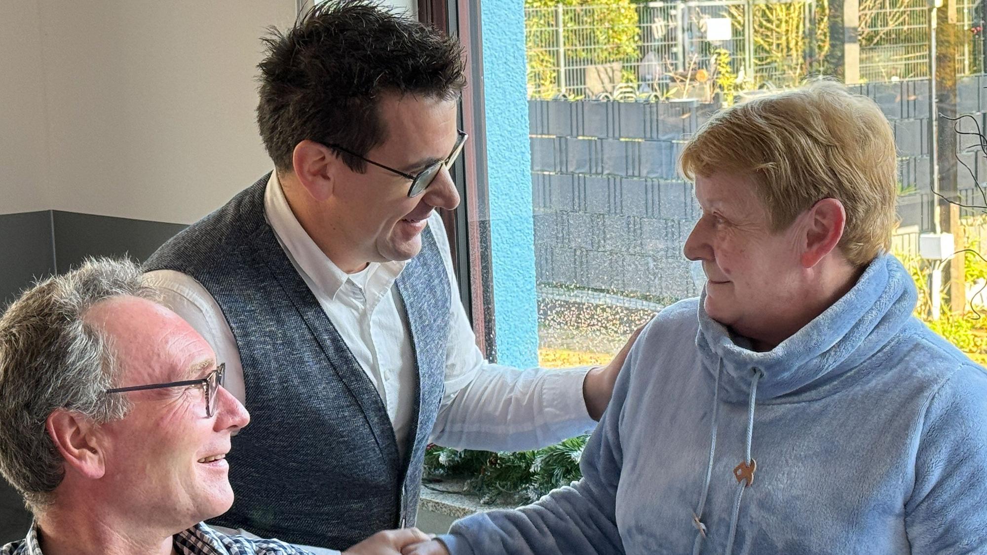 Ein Mann gibt einer Frau die Hand.