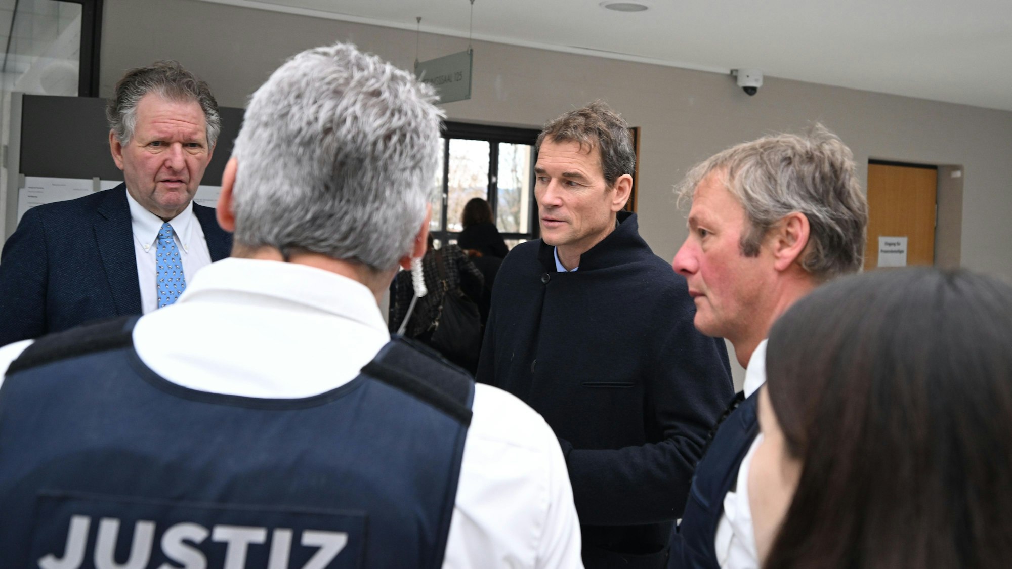 Der wegen Hausfriedensbruch und Sachbeschädigung angeklagte ehemalige Nationaltorwart Jens Lehmann (M) kommt mit seinem Anwalt Christoph Rückel (l) in einer Verhandlungspause im Amtsgericht aus dem Gerichtssaal.