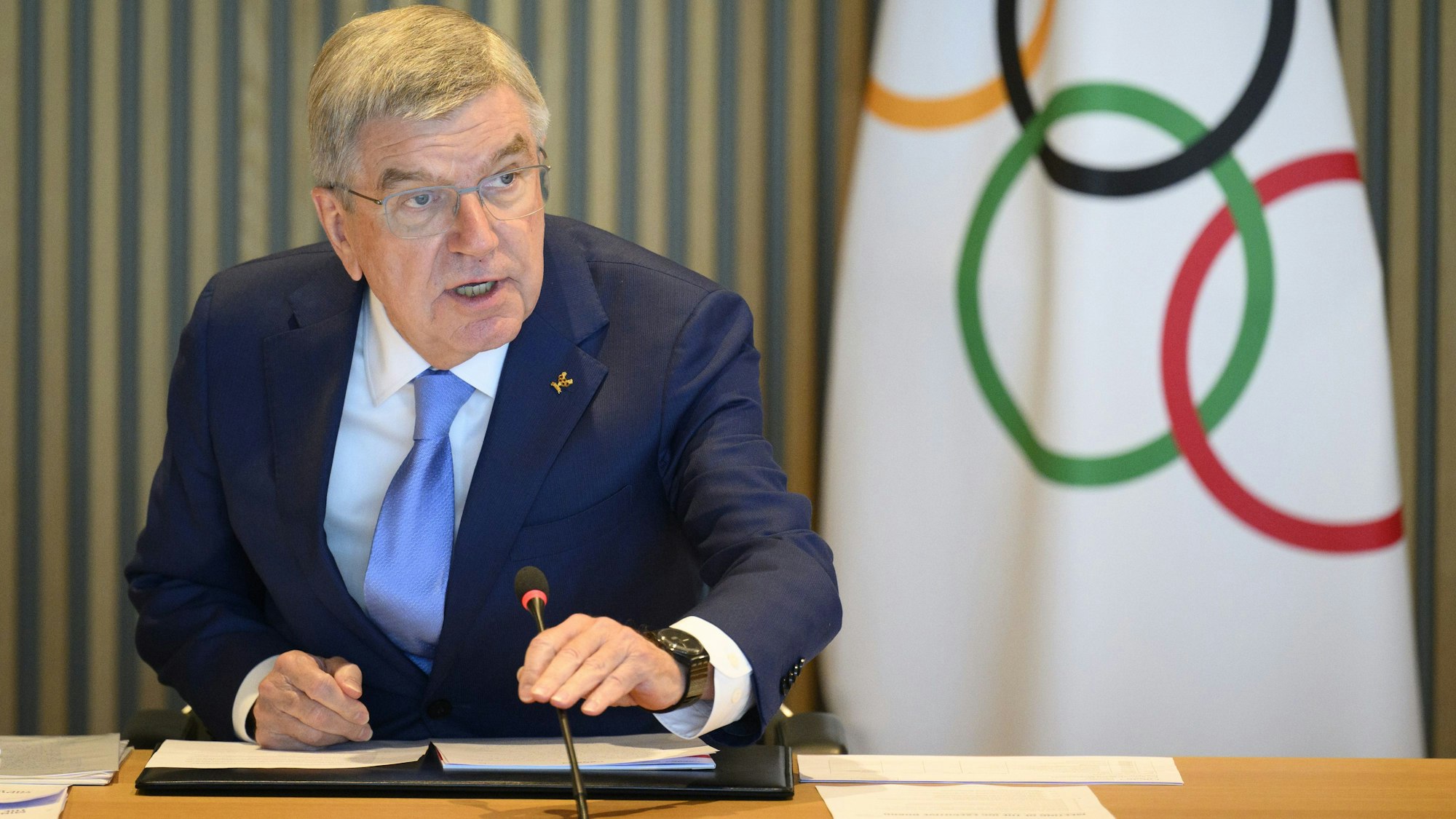 Russische und belarussische Sportler dürfen als neutrale Athleten an den Olympischen Spielen in Paris teilnehmen. Das Internationale Olympische Komitee erteilte Einzelsportlern beider Länder am Freitag unter bestimmten Auflagen die Starterlaubnis für die Sommerspiele 2024.