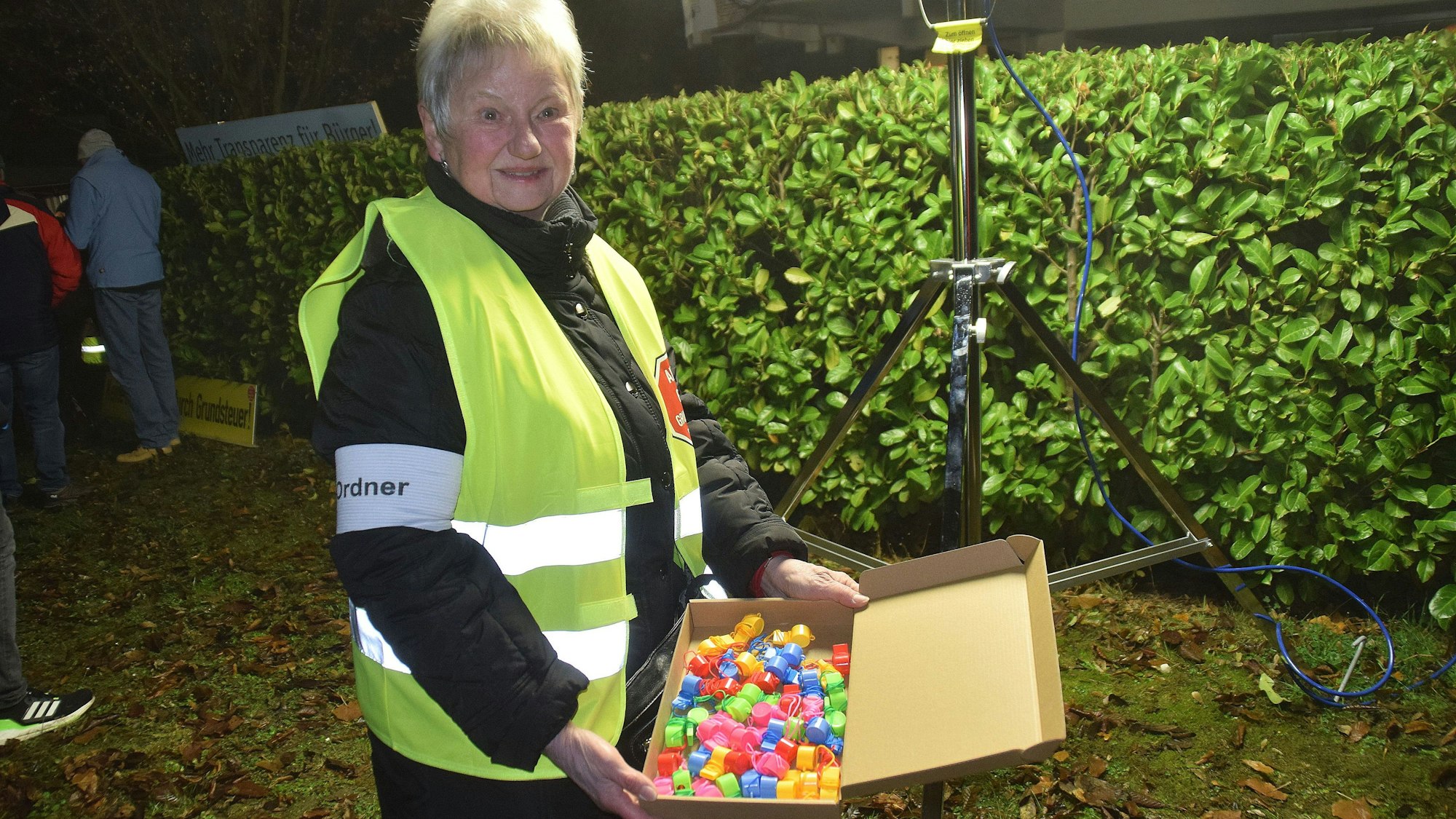 8. Dezember 2023. Alfter-Oedekoven. Um sich Gehör zu verschaffen, verteilten die Organisatoren der Demo an die Protestierenden Trillerpfeifen.