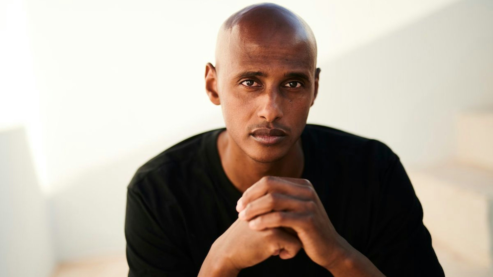 Teddy Teclebrhan guckt in die Kamera.