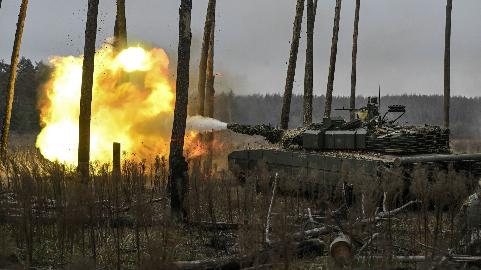 Ein russischer T-80-Kampfpanzer feuert in der Ostukraine auf ukrainische Stellungen. In Russland wird unterdessen Kritik an der Behandlung der russischen Truppen laut. (Archivbild)