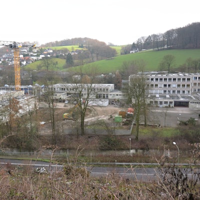 Ein großer Baukran steh auf dem Gelände der Gesamtschule Kürten.