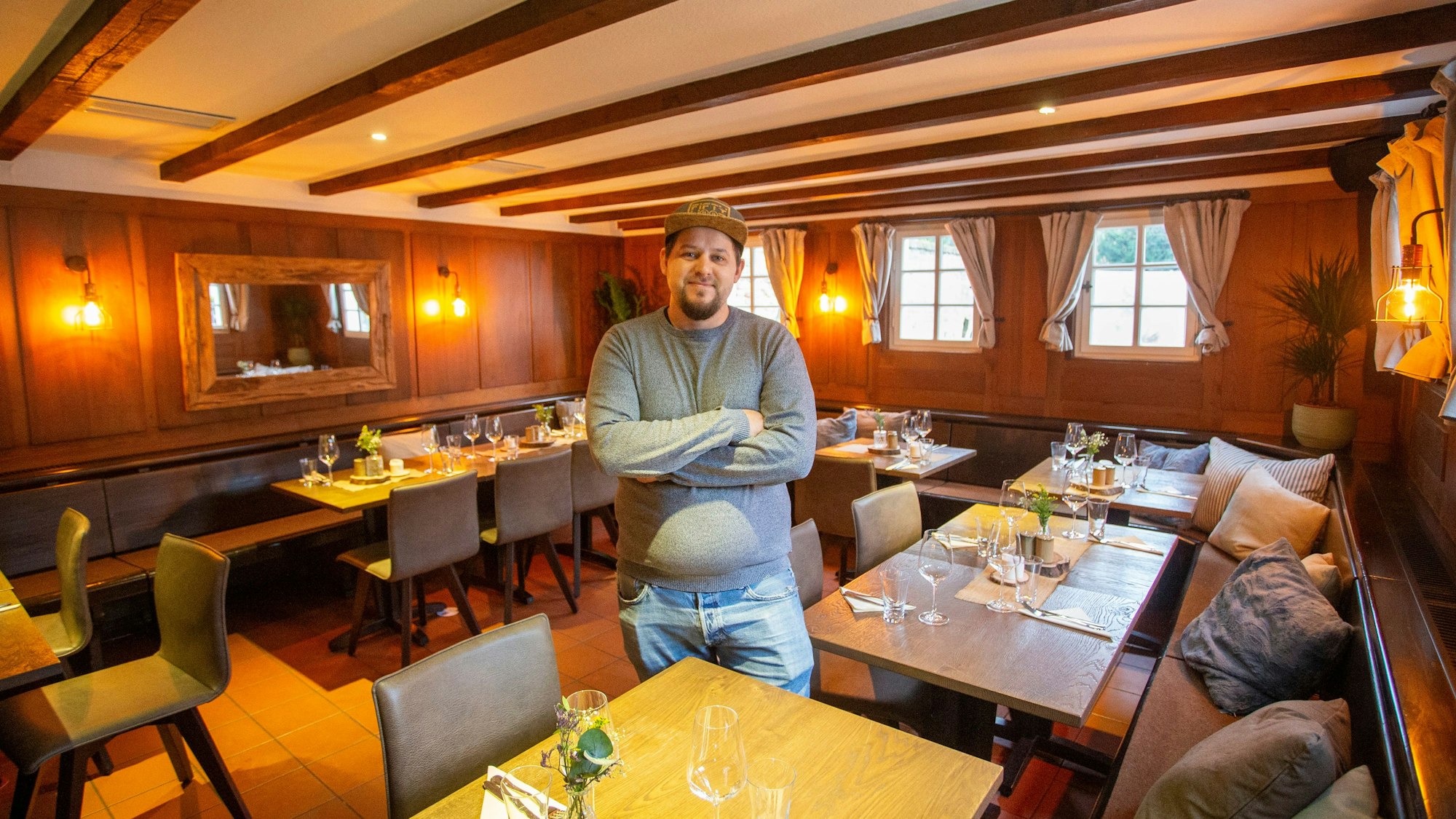 Niedrige Decken, viel Holz und gemütliches Licht: Lars Stolle im neuen „Ahle Kohberg“