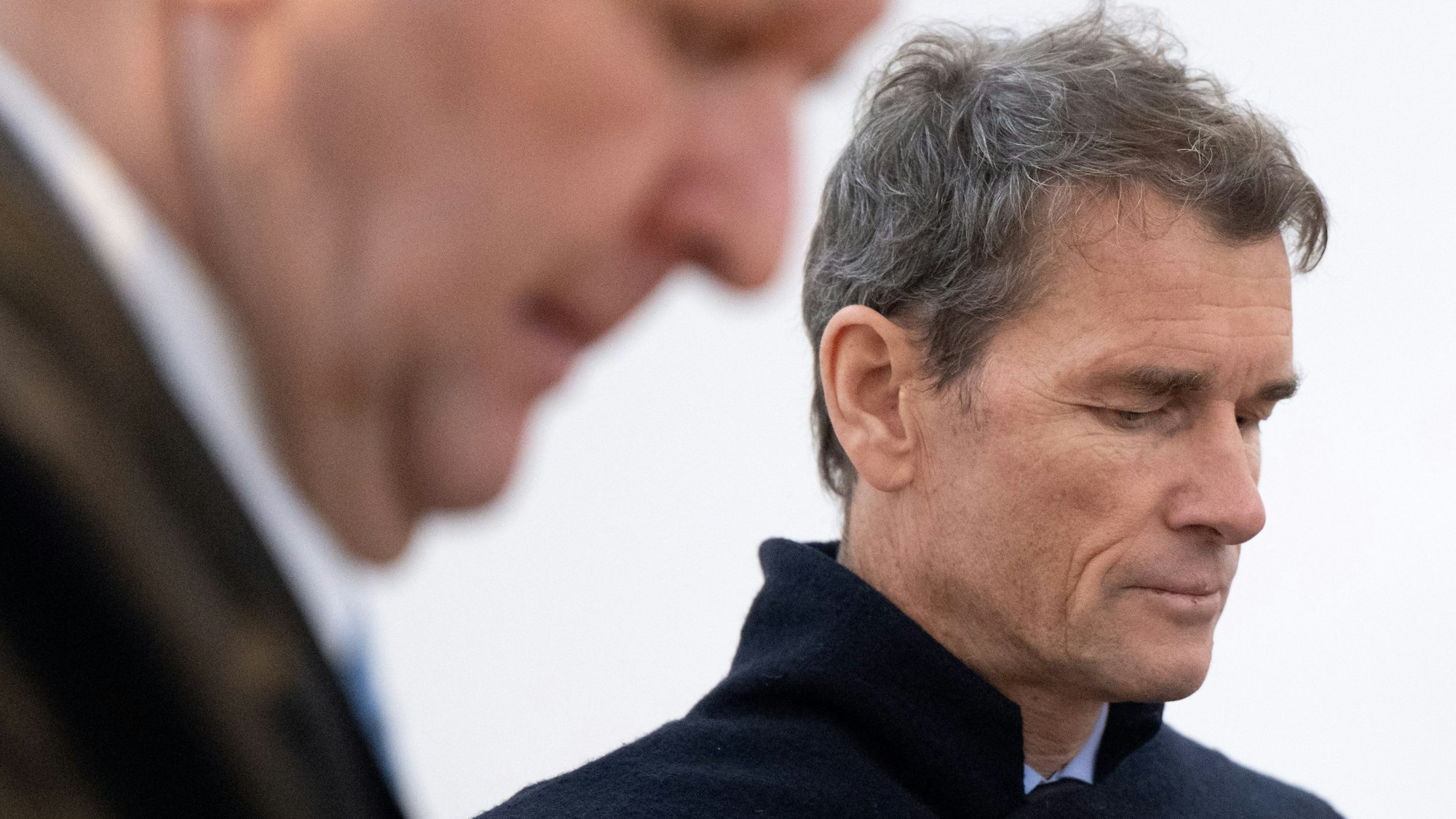 Der wegen Hausfriedensbruch und Sachbeschädigung angeklagte ehemalige Nationaltorwart Jens Lehmann (r) steht vor Prozessbeginn mit seinem Anwalt Christoph Rückel im Amtsgericht im Gerichtssaal.