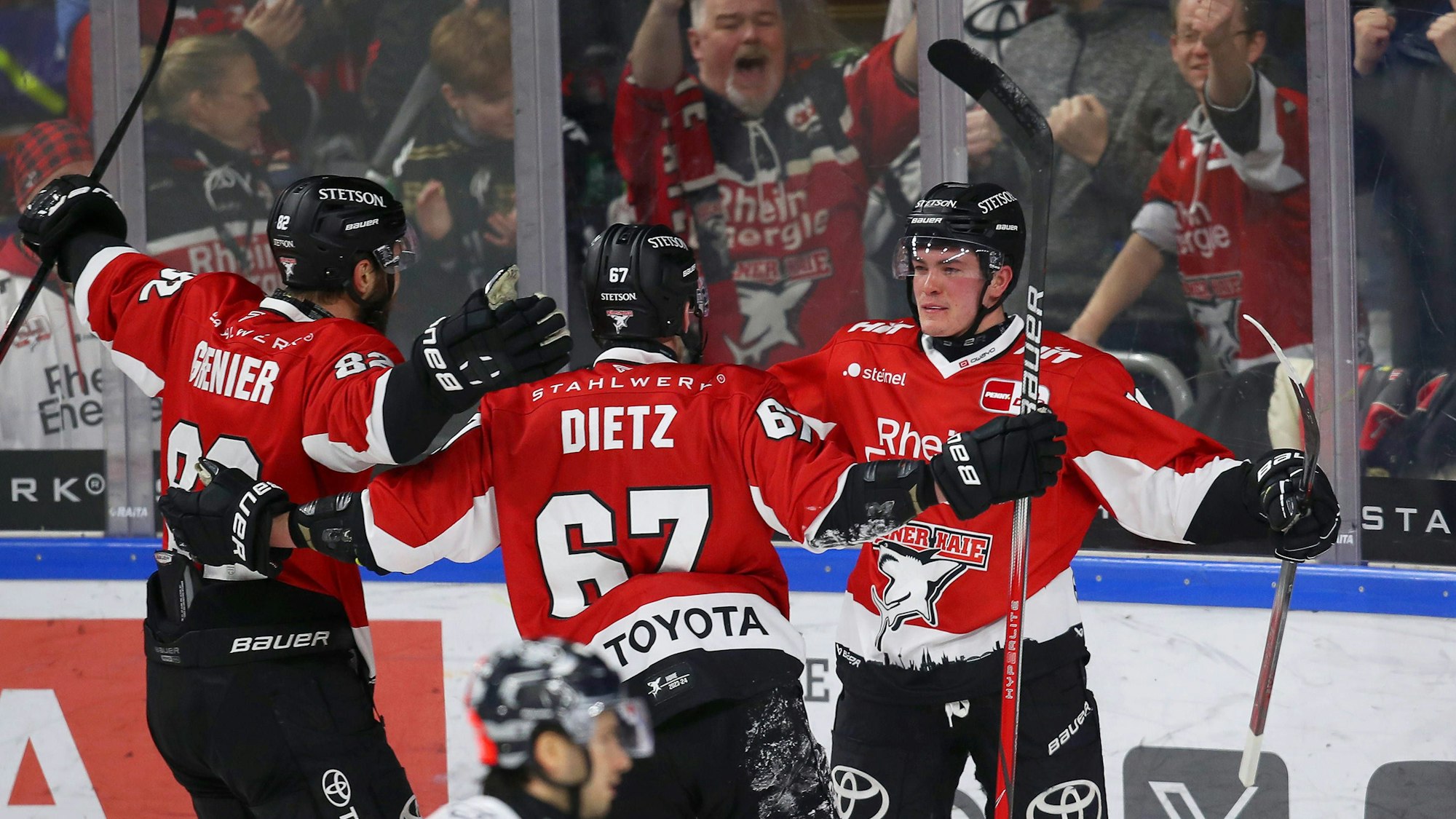 Torjubel nach dem 2:0 durch Justin Schütz vom KEC