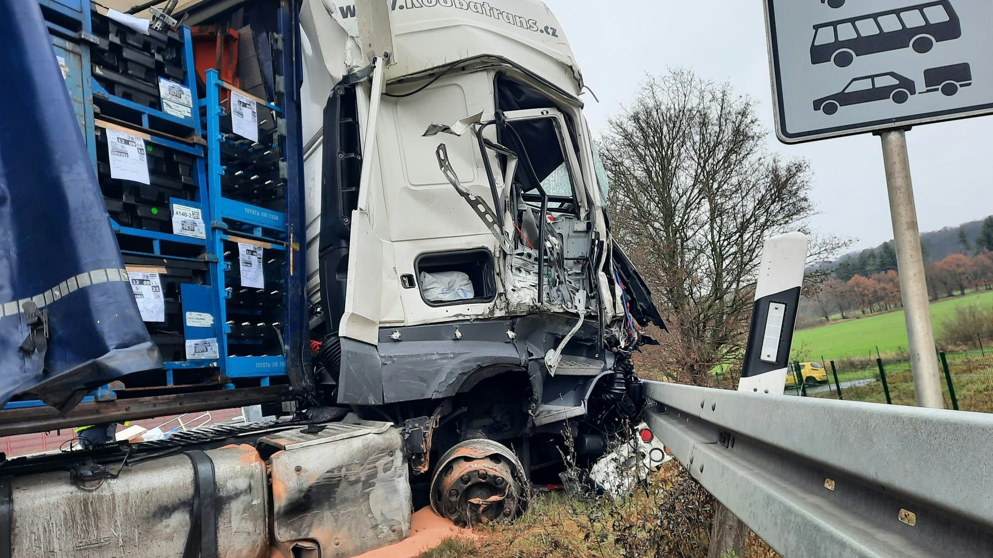 Ein Sattelschlepper mit stark beschädigten Führerhaus; der Laster ist in die Leitplanke gefahren.